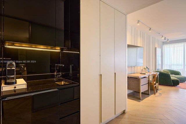 4 of 11 - 2201 Collins Ave 1718, Miami Beach, FL