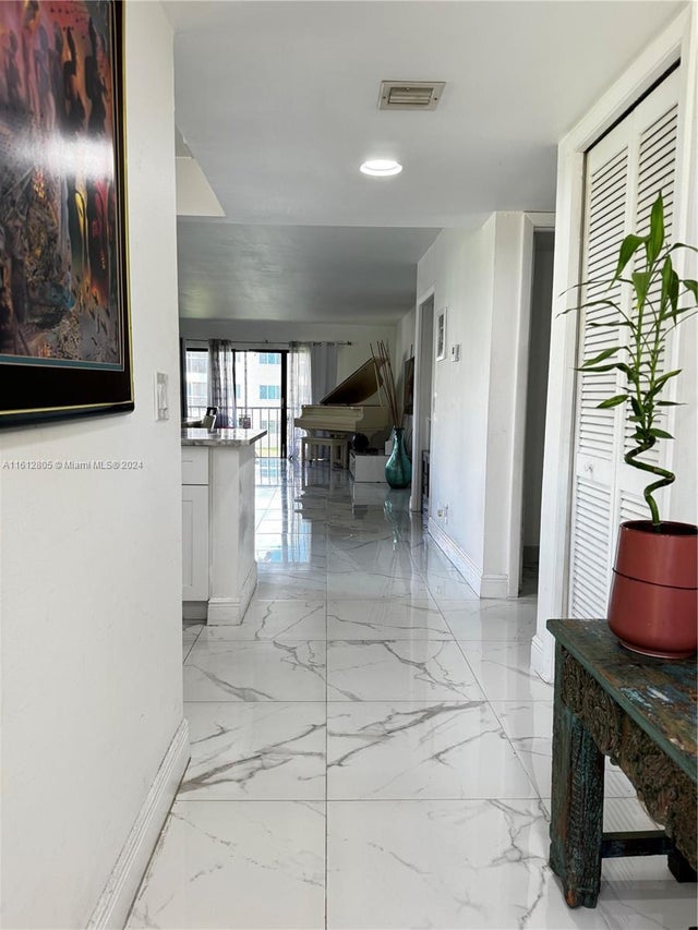 4 of 25 - 150 Lakeview Dr 201, Weston, FL