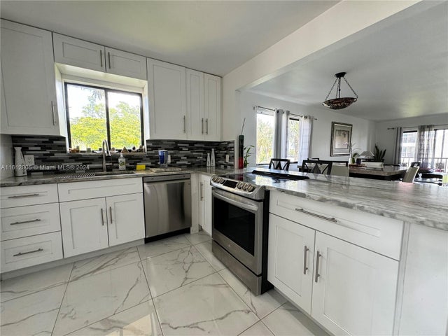 5 of 25 - 150 Lakeview Dr 201, Weston, FL