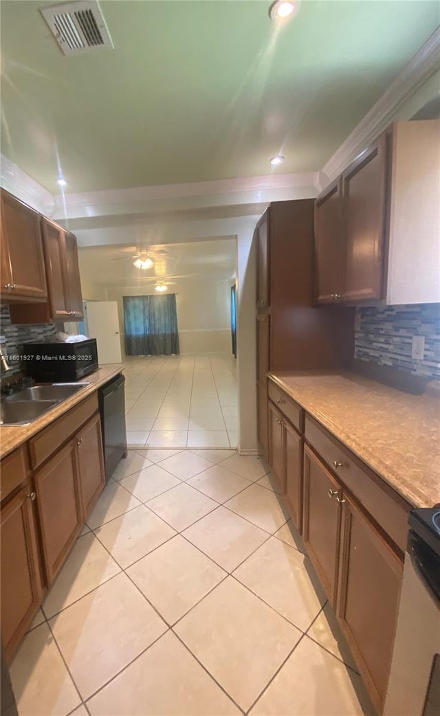 5 of 19 - 1739 Sw 28th Ter, Fort Lauderdale, FL