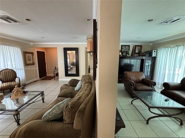 5 of 7 - 6440 Miller Dr, South Miami, FL