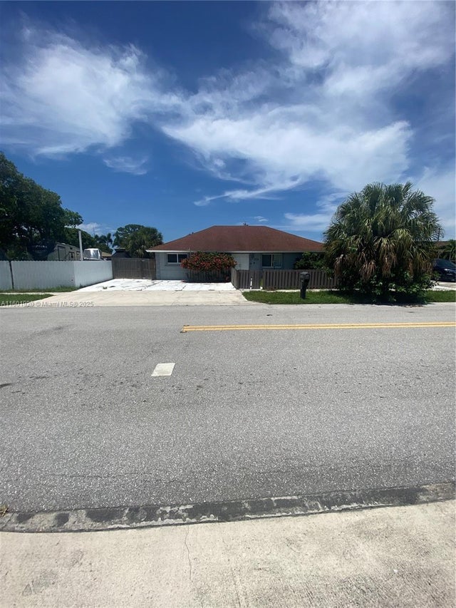 1 of 26 - 1926 Ramsey Dr, Lake Worth, FL