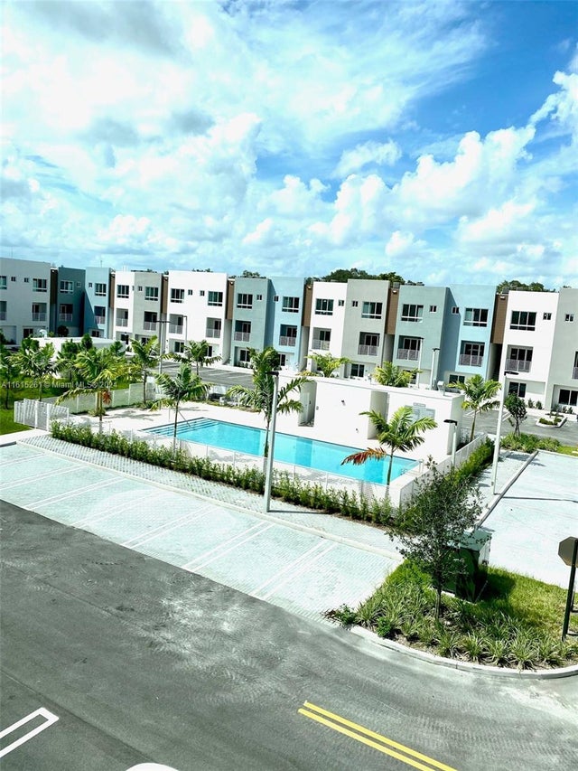 3 of 14 - 2505 Ne 193rd St 4207, Miami, FL
