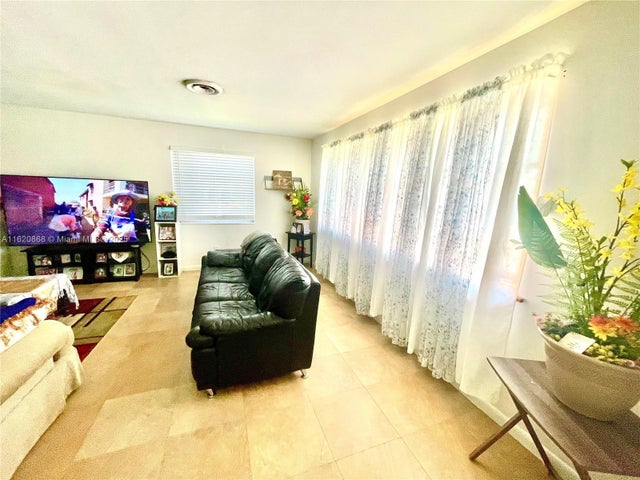 4 of 32 - 4109 Hayes St, Hollywood, FL