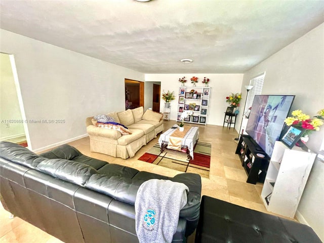 5 of 32 - 4109 Hayes St, Hollywood, FL
