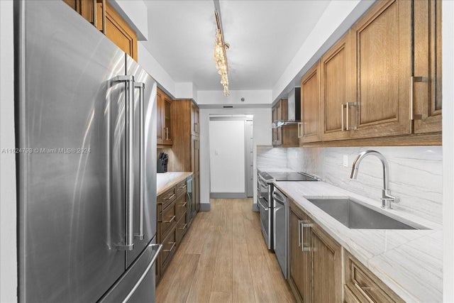 4 of 20 - 2401 Collins Ave 906, Miami Beach, FL