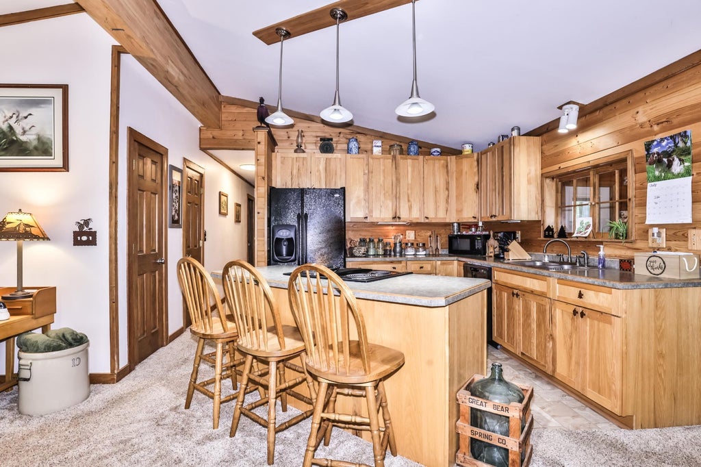 1521 Cloverleaf Ln, Arbor Vitae MLS 207985