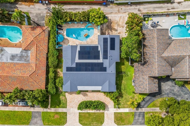 1 of 77 - 633 N Crescent Dr, Hollywood, FL