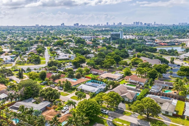 3 of 77 - 633 N Crescent Dr, Hollywood, FL