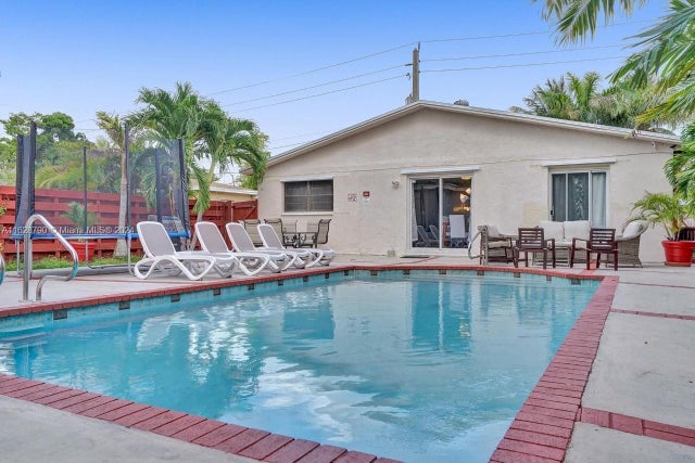 1 of 28 - 208 Sw 2nd Ave, Hallandale Beach, FL