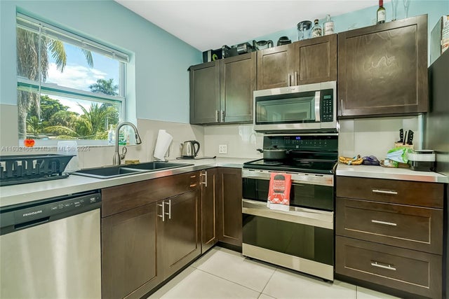 4 of 70 - 216 Sw 6th St, Hallandale Beach, FL