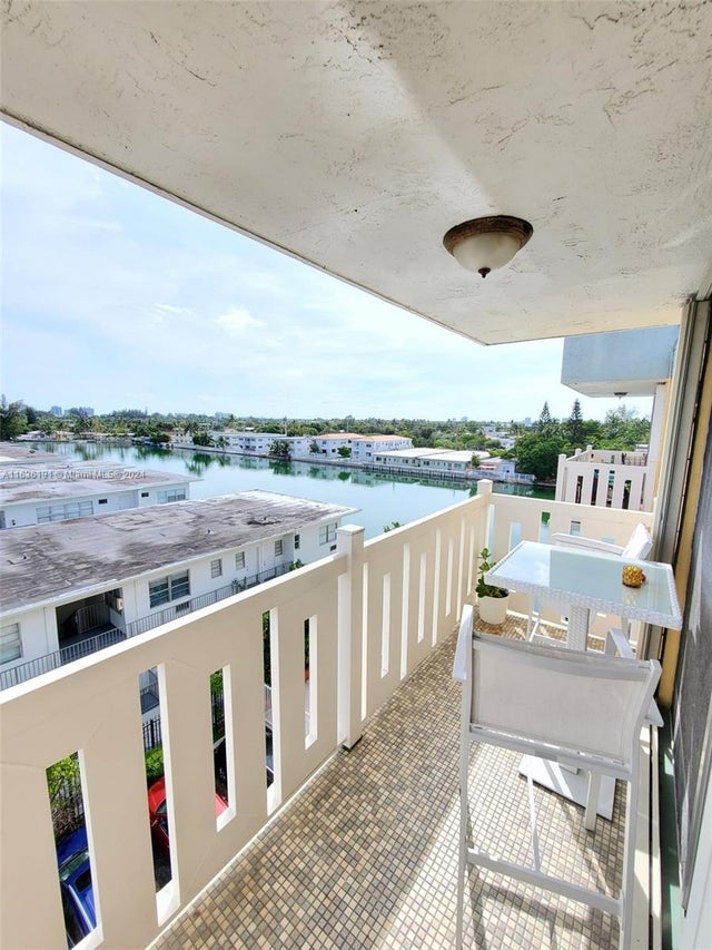 2 of 29 - 7900 Tatum Waterway Dr 502, Miami Beach, FL