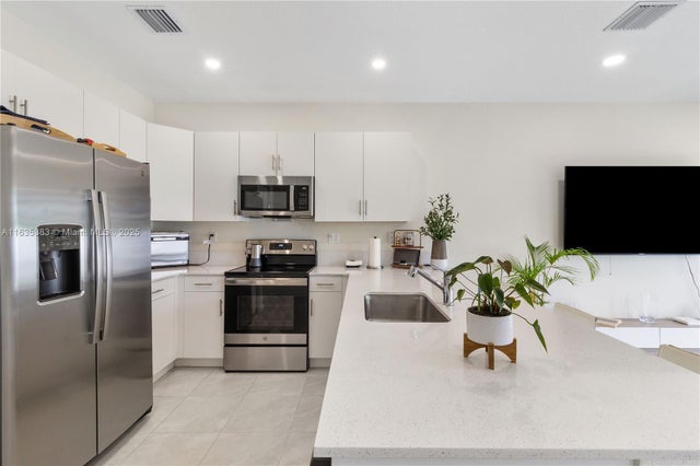 5 of 25 - 11410 W 34th Way, Hialeah, FL