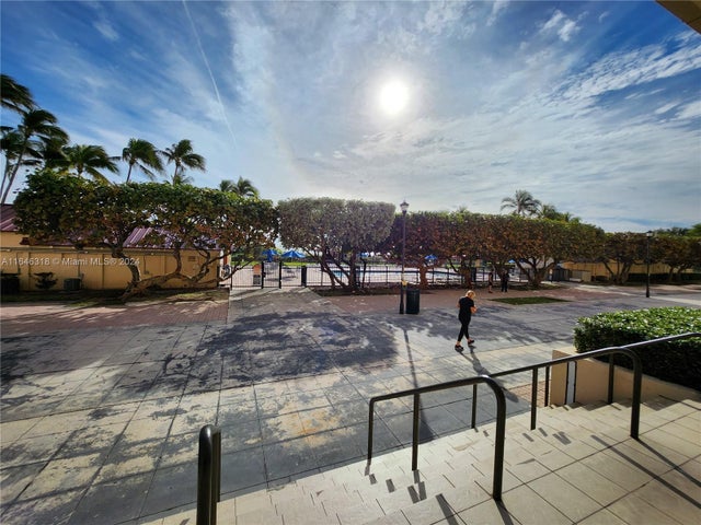 3 of 14 - 2555 Collins Ave 306, Miami Beach, FL