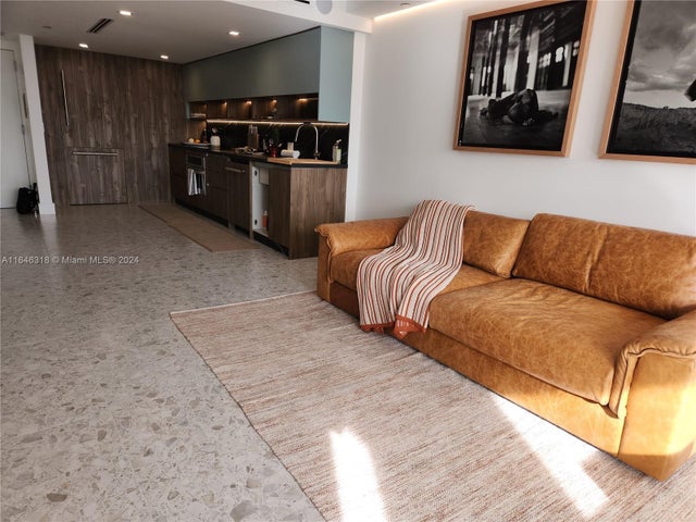 4 of 14 - 2555 Collins Ave 306, Miami Beach, FL