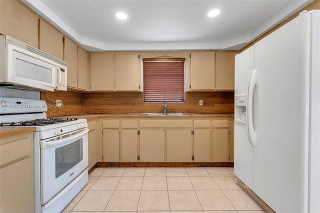 5 of 28 - 4296 E 9th Ln, Hialeah, FL