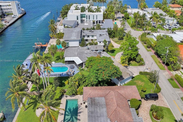 2 of 31 - 1020 S Shore Dr, Miami Beach, FL