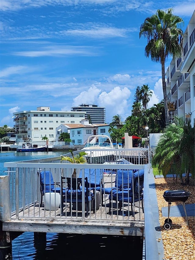 5 of 10 - 8080 Tatum Waterway Dr 26, Miami Beach, FL