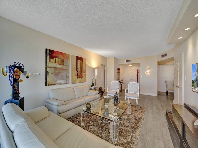 5 of 14 - 20281 E Country Club Dr 1609, Aventura, FL