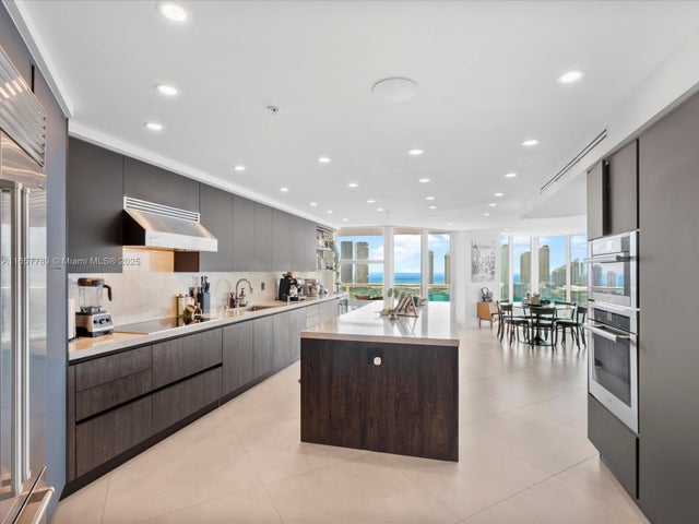 1 of 85 - 3370 Hidden Bay Dr 2900, Aventura, FL