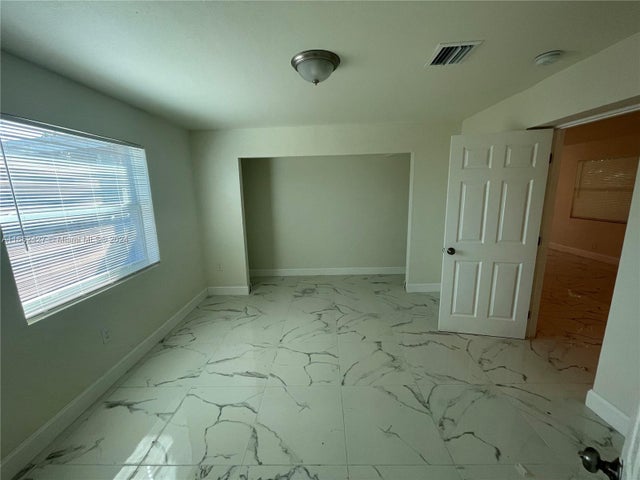 4 of 6 - 3327 Nw 101st St, Miami, FL