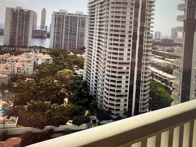 4 of 23 - 1000 Island Blvd 2408, Aventura, FL