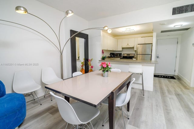 4 of 28 - 2301 Collins Av 429, Miami Beach, FL