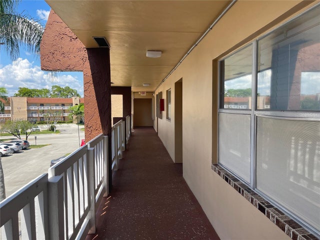 3 of 40 - 9300 Sunrise Lakes Blvd 303, Sunrise, FL