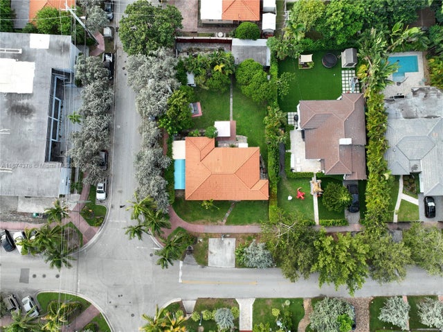 4 of 14 - 1300 Marseille Dr, Miami Beach, FL