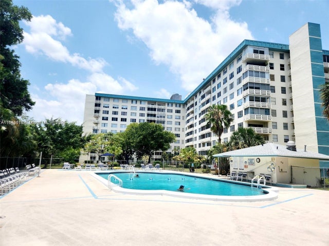 1 of 74 - 4330 Hillcrest Dr 414, Hollywood, FL
