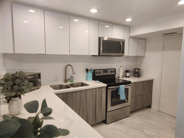 3 of 74 - 4330 Hillcrest Dr 414, Hollywood, FL