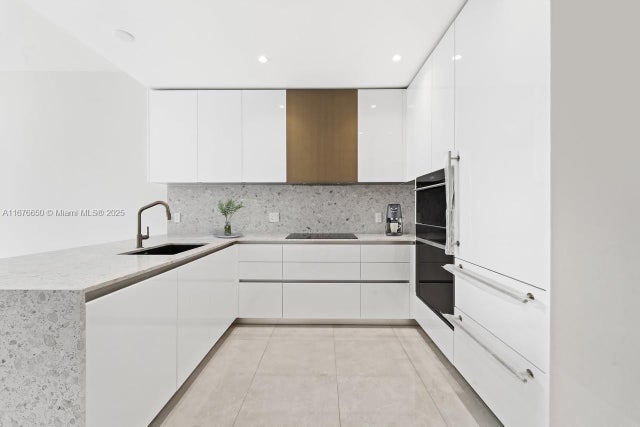 4 of 37 - 2678 Tigertail Ave 2005, Coconut Grove, FL