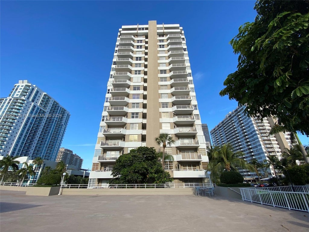 1965 S Ocean Dr 4d, Hallandale Beach