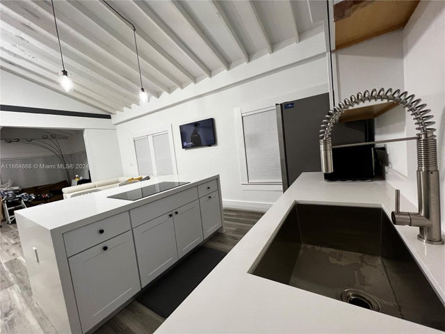 5 of 11 - 844 Sw 8th Ave, Miami, FL