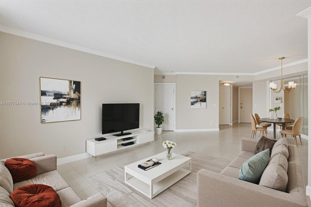 2 of 73 - 20185 E Country Club Dr 2209, Aventura, FL