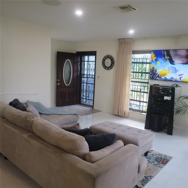 3 of 12 - 19021 Nw 12th Ct, Miami Gardens, FL