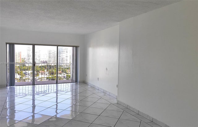 4 of 15 - 500 Bayview Dr 2127, Sunny Isles Beach, FL