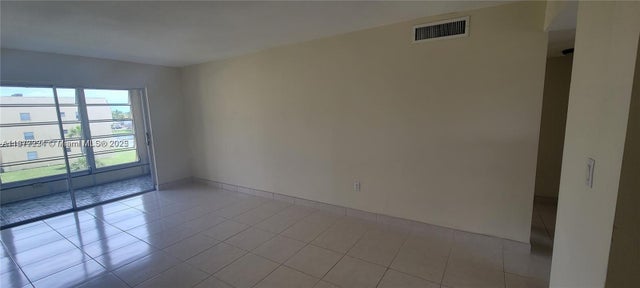 3 of 32 - 8285 Sunrise Lakes Blvd 308, Sunrise, FL