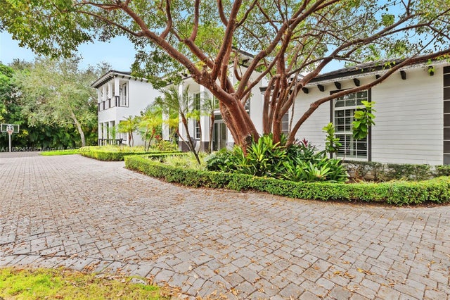 3 of 35 - 5901 Rolling Road Dr, Pinecrest, FL
