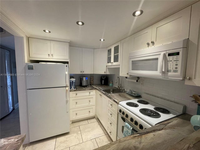 2 of 39 - 9141 Sunrise Lakes Blvd 206, Sunrise, FL