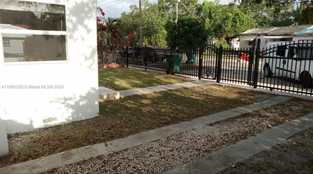 4 of 14 - 1419 Nw 44th St, Miami, FL
