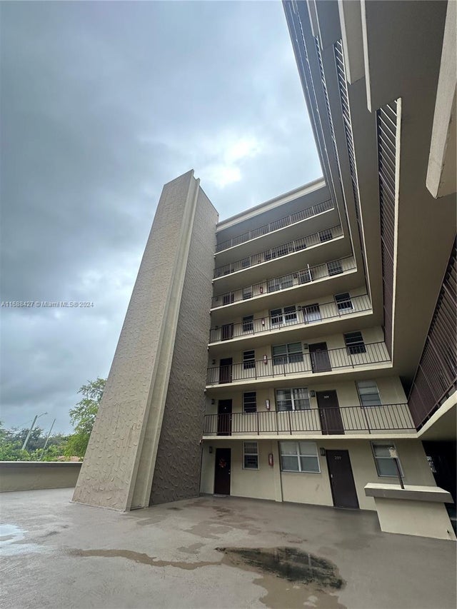 3 of 16 - 1811 Jefferson St 210, Hollywood, FL