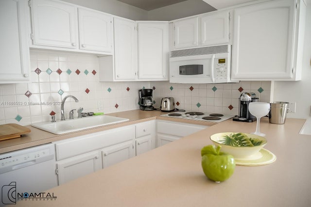 5 of 21 - 1390 Ocean Dr 201, Miami Beach, FL