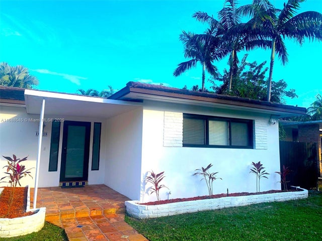2 of 21 - 10825 Peachtree Dr, Miami, FL