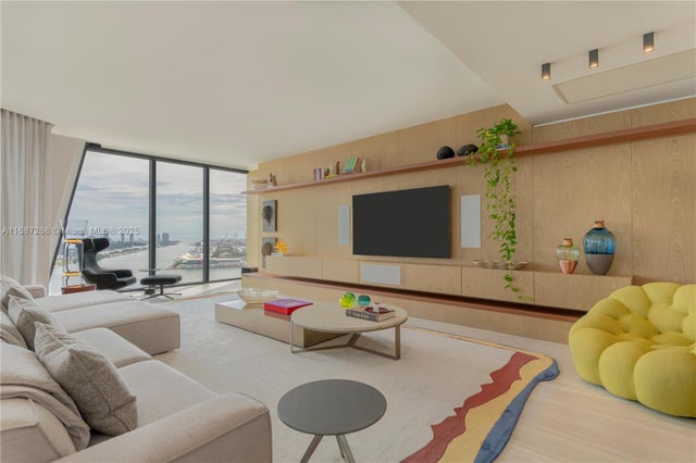 4 of 48 - 1000 Biscayne Blvd 2702, Miami, FL