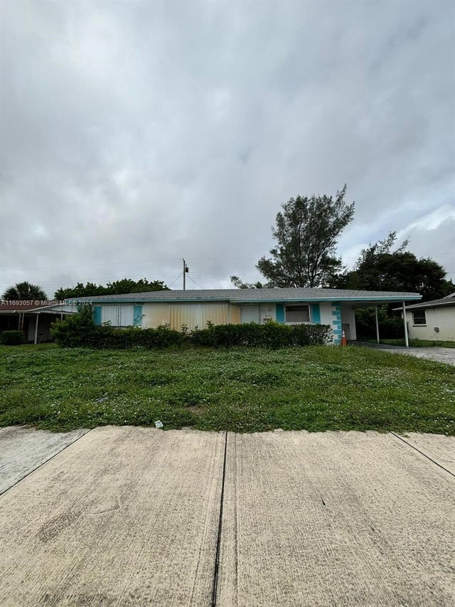 1 of 1 - 3083 E Avenue H E, Riviera Beach, FL