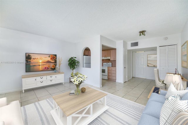 1 of 29 - 926 Michigan Ave 1, Miami Beach, FL