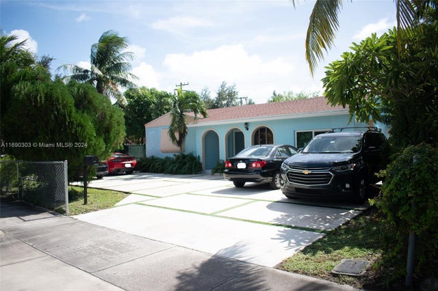 1 of 60 - 2206 Washington St, Hollywood, FL