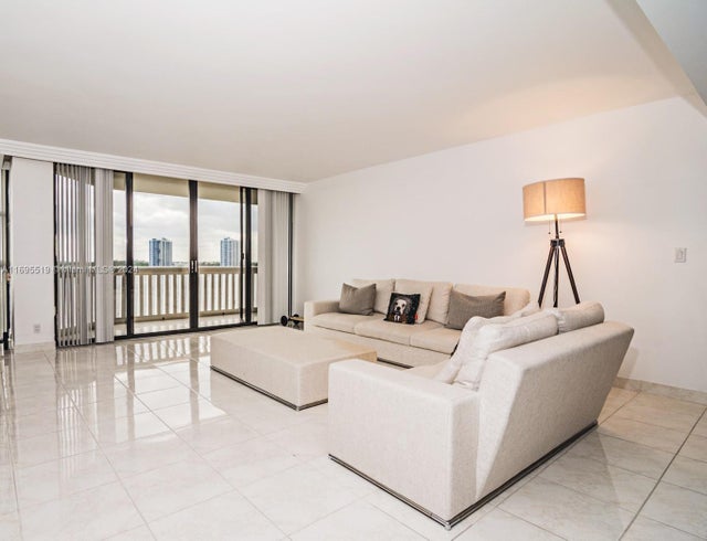 1 of 27 - 1000 Island Blvd 802, Aventura, FL