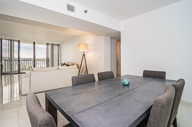 5 of 27 - 1000 Island Blvd 802, Aventura, FL